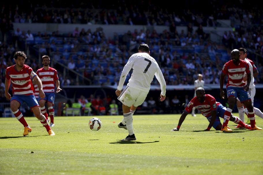 Uno dei gol di Ronaldo, che ha superato Messi in vetta alla classifica cannonieri della Liga: 36 gol a 32. Action